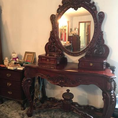 Beautiful Mahogany dressing table, mirror has crack and needs to be replaced 