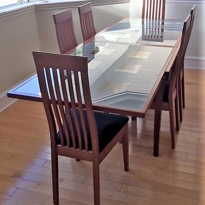 Wonderful Italian Callagaris tempered glass dining table.  Measures 8' fully open and 4' retracted.