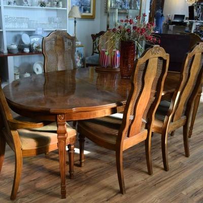 dining room table/6 chairs