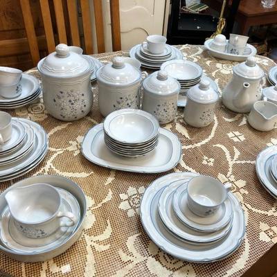 Covington Stone ware service for 12 with tons of extras including the canister set all for just OBO
$158