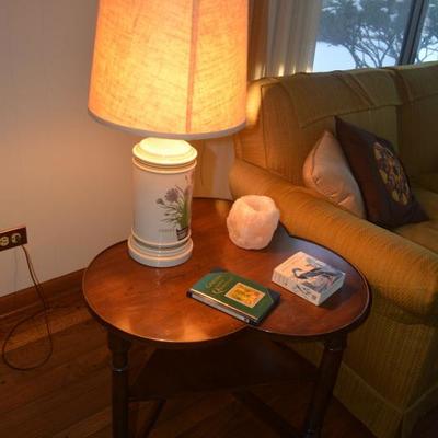 Clover end table, nice lamp
