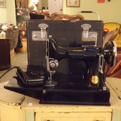 Singer Featherweight Sewing Machine with Case Mint Condition