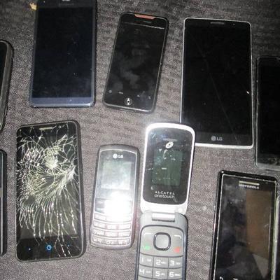 Lot of Cell Phones For Parts