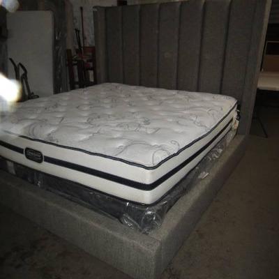 Modern King Size Bed Mattress and Platform