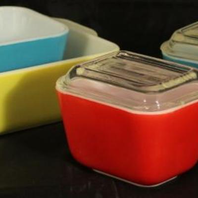 Vintage Pyrex Refrigerator Dishes:  Yellow w/o Lid (2 1/2" H x 9 1/2"L x 6 3/4"W.   Blue w & w/o Lid (6-5/8"L x...
