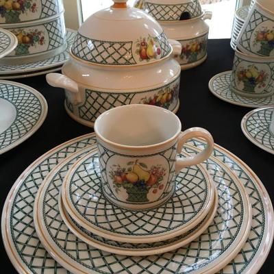 Villeroy and Boch Dinner Set, service for 12, in Basket PLUS Serving Pieces 