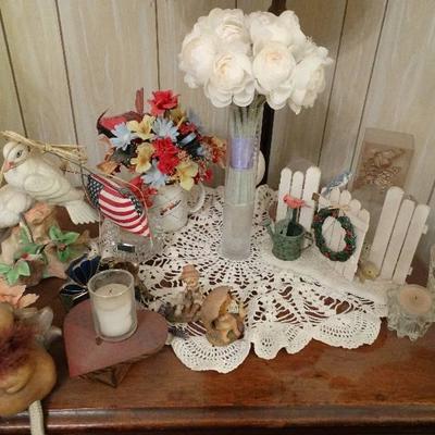 Lot of various home decor items.