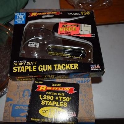 Staple gun with staples