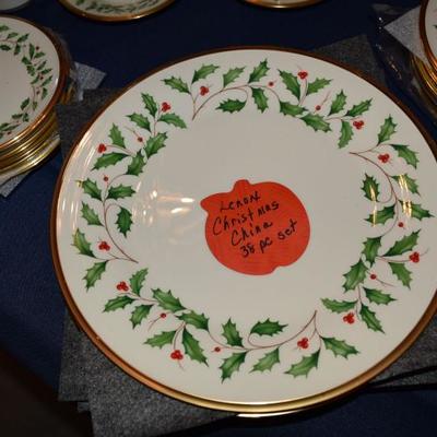 Lenox Holiday Christmas Holly Berries China Dinnerware Set, 38 pieces