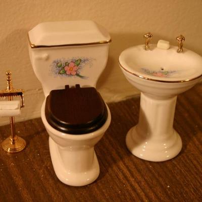 - Rest in an Amazing Miniature Bath    http://www.ctonlineauctions.com/detail.asp?id=682967