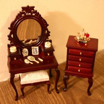 Romantic Miniature Master Suite  
http://www.ctonlineauctions.com/detail.asp?id=682969