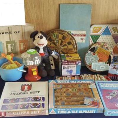NPT064 Vintage Board Games, Marbles, Trading Cards & More
