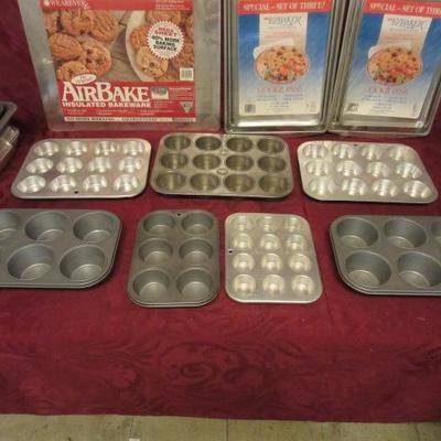 Bakeware collection, mostly for cupcakes