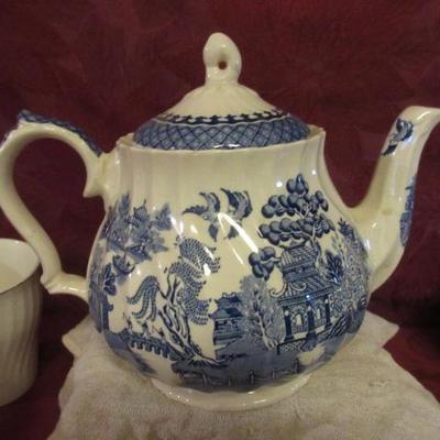 Blue Willow tea pot with lid
