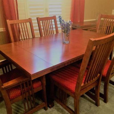 Craftsman style Thomasville Dining Set with 2 leaves