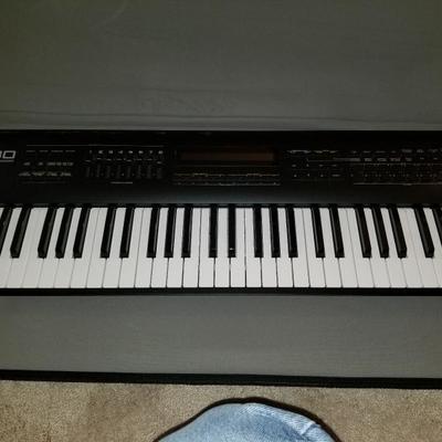 Roland Jv-80 multi timbral synthesizer  ( keyboard )