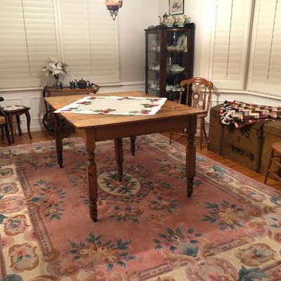 Dining table and rug 