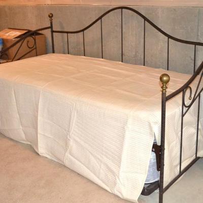 Metal daybed with trundle