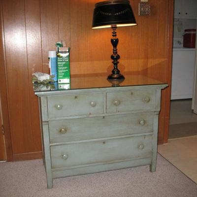Chest of drawers, lamp