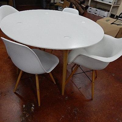 Modern Round Table & 4 Molded Chairs