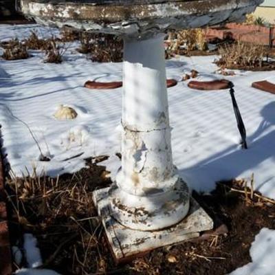 Great Yard DÃ©cor - Chipped Paint Old Bird Bath