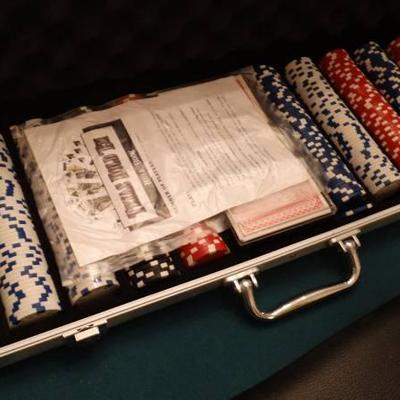 New Texas holdem poker set in aluminum case