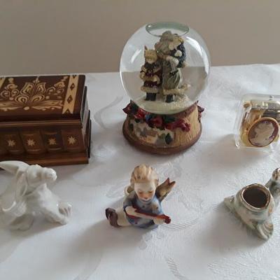 Musical snowglobe and small collectibles