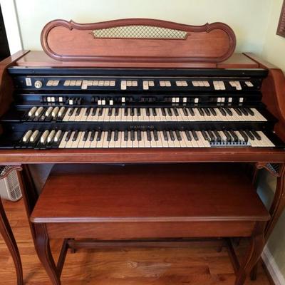 Hammond H-133 Organ, has some broken keys 