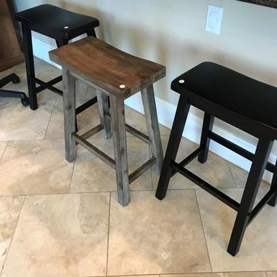 Great short bar stools, total of four black and one gray
