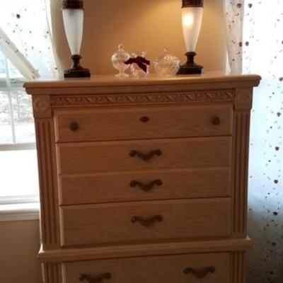 Chest of Drawers, Lamps and DÃ©cor
