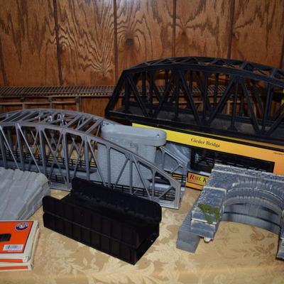 Model train bridges and accessories 