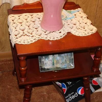 Set of 2 Wooden End Tables- Pretty!