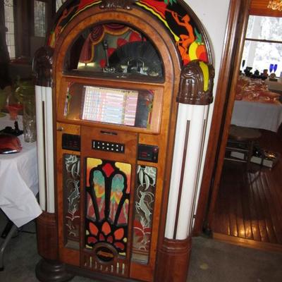 Juke box in excellent condition