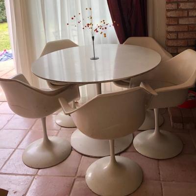 Eero Sarinens Style 6 piece Mid Century Modern dining room set......NICE with expected wear. Possibly Burke .  Tulip Table and Chairs