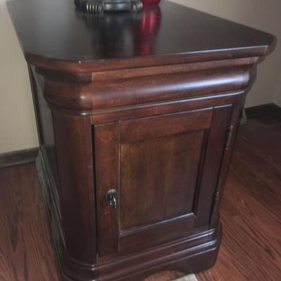 1 of 2 end tables/cupboard