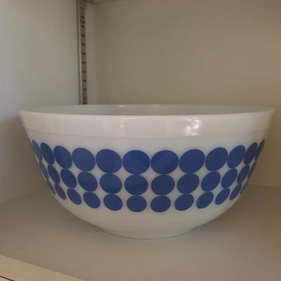 Vintage Blue dot pyrex bowl