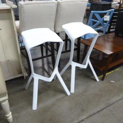 PAIR OF BRAND NEW BARSTOOLS