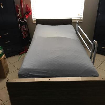 Electric hospital bed, with waterbed mattress