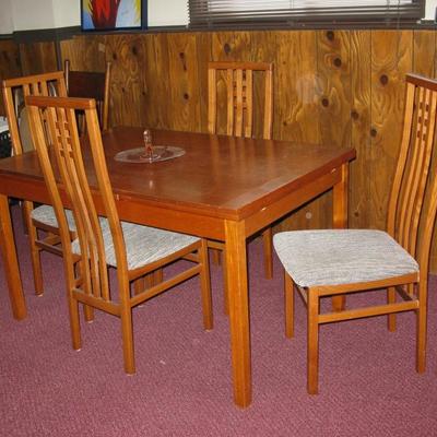 refracting ends table and 4 chairs