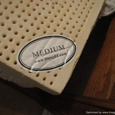 King Size SleepEZ memory foam matteress  VERY HEAVY.. bring help to remove.  Ken and I could not move it.  