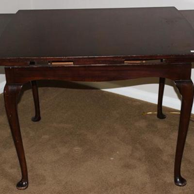 Queen Anne draw leaf table.