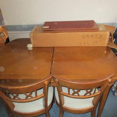 dining room table with 6 chairs and three leaves and pads