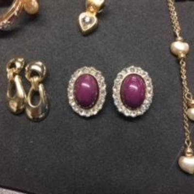 Tray of Gold Tone & Pearl Jewelry