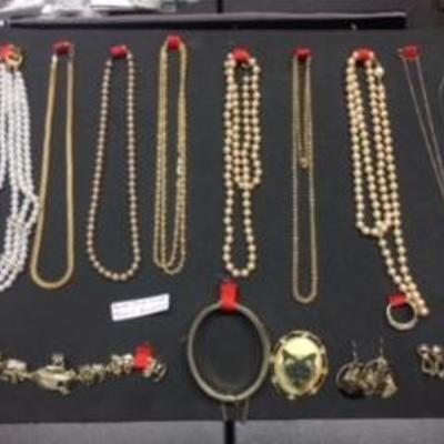 Tray of Gold Tone & Pearl Jewelry