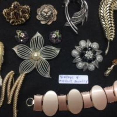 Tray of Vintage & Mid-Century Jewelry