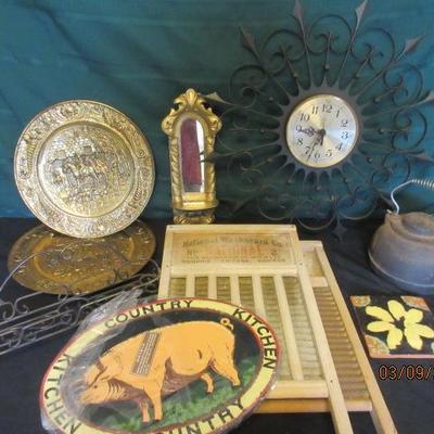 Decorative plates and trays. 
