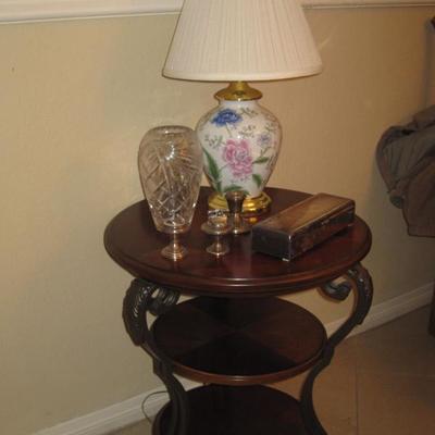 Cute Tiered Circular Table with Lamp and Vases