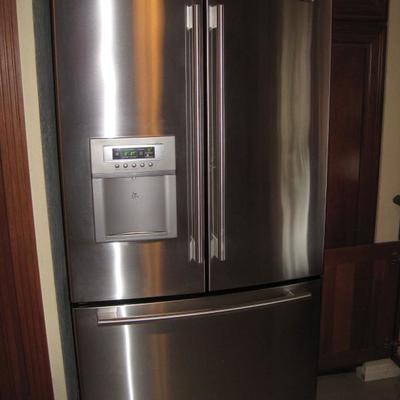 LG Stainless Steel Refrigerator, Water and Ice NEARLY NEW~
