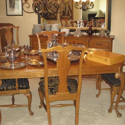 Beautiful Dining Table with Six (6) Chairs and Two (2) Leaves