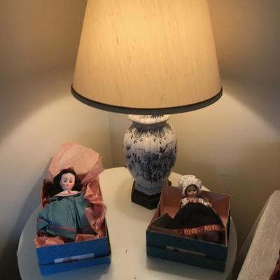 Dolls, round table and lamps.